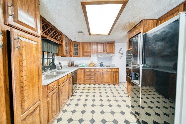outdated kitchen makeover